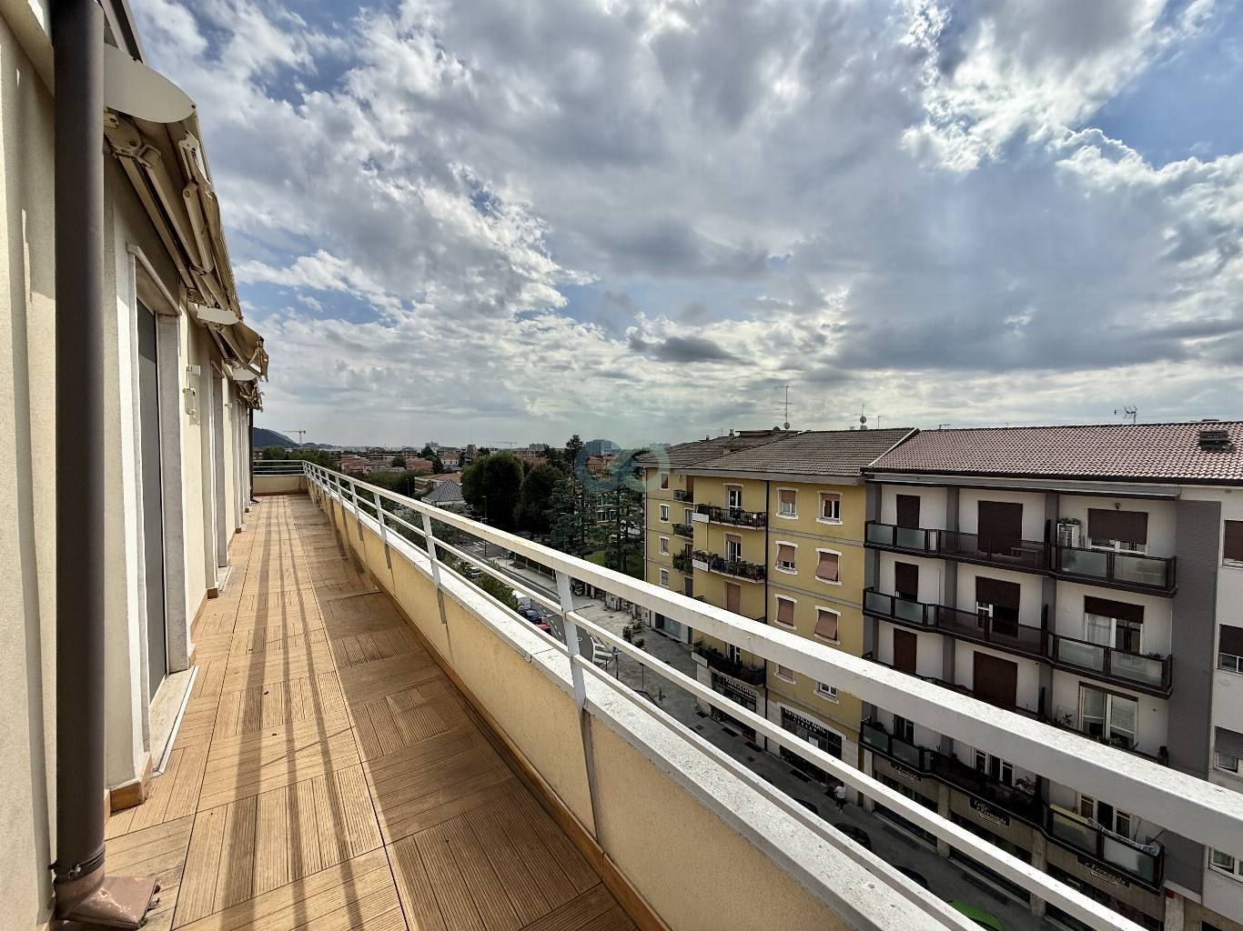 SPAZIOSO ATTICO CON MAGNIFICO TERRAZZO VISTA A 360° SULLA CITTA' 5
