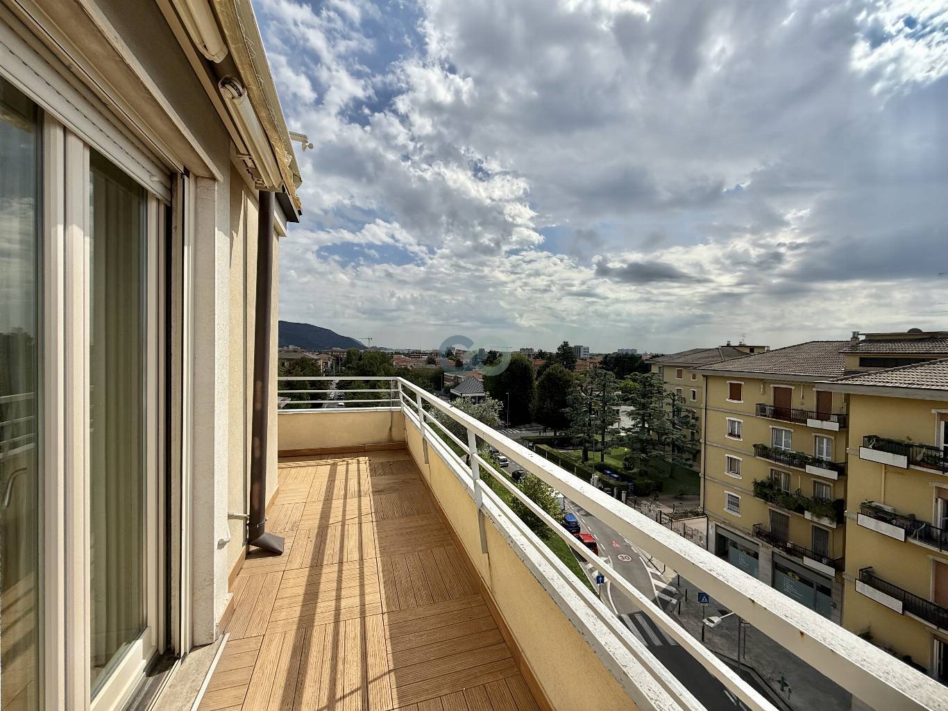 SPAZIOSO ATTICO CON MAGNIFICO TERRAZZO VISTA A 360° SULLA CITTA' 25