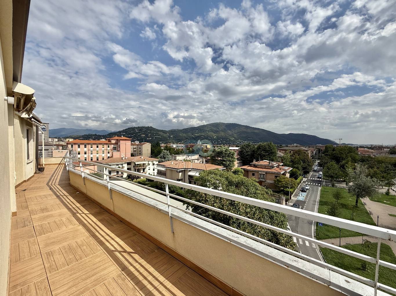 SPAZIOSO ATTICO CON MAGNIFICO TERRAZZO VISTA A 360° SULLA CITTA' 4