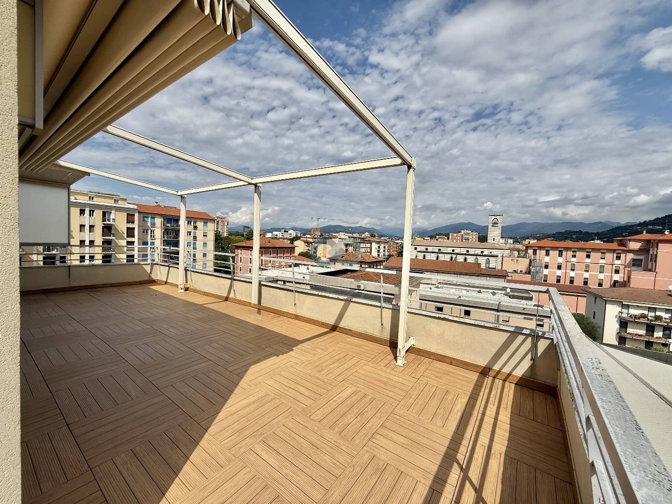 SPAZIOSO ATTICO CON MAGNIFICO TERRAZZO VISTA A 360° SULLA CITTA' 2