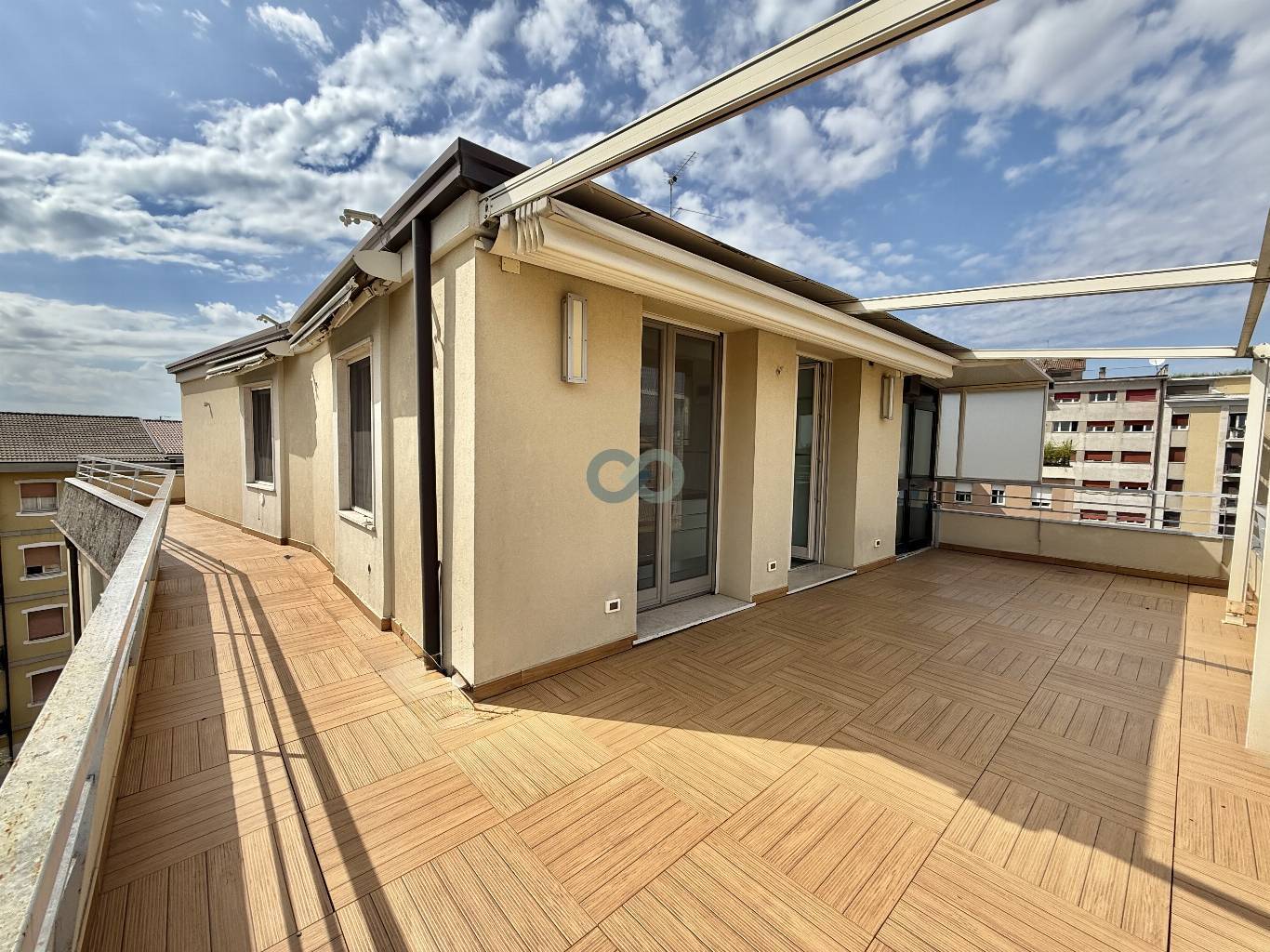SPAZIOSO ATTICO CON MAGNIFICO TERRAZZO VISTA A 360° SULLA CITTA' 3