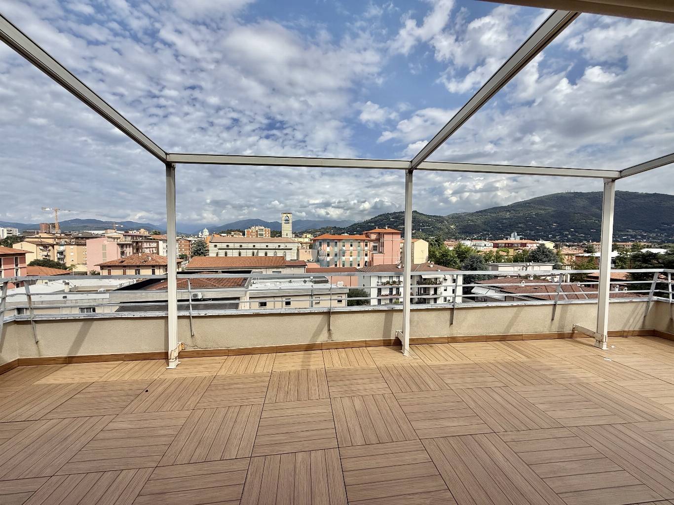 SPAZIOSO ATTICO CON MAGNIFICO TERRAZZO VISTA A 360° SULLA CITTA' 26
