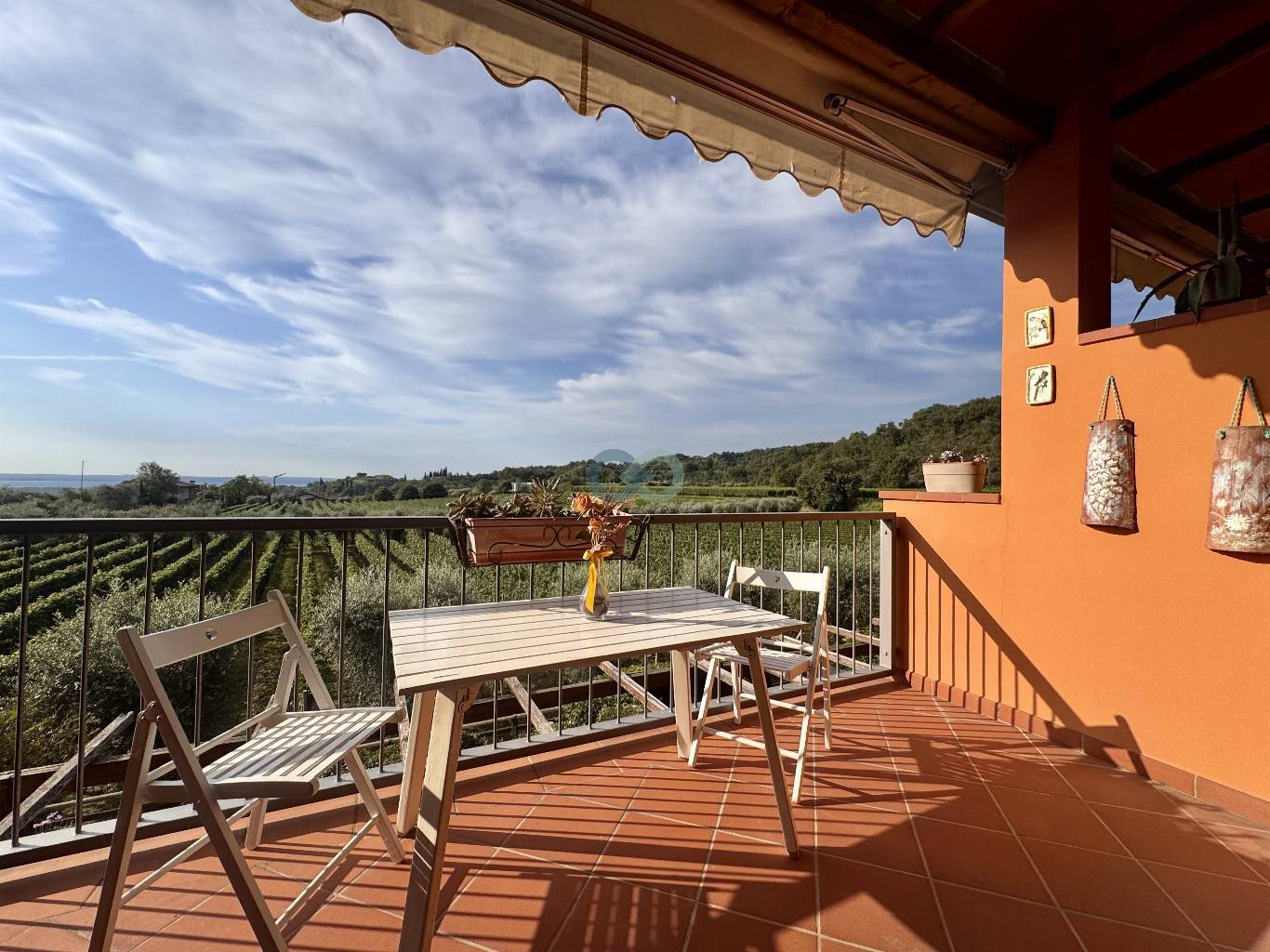 Bilocale più mansarda con splendida vista lago e sul verde circostante 2