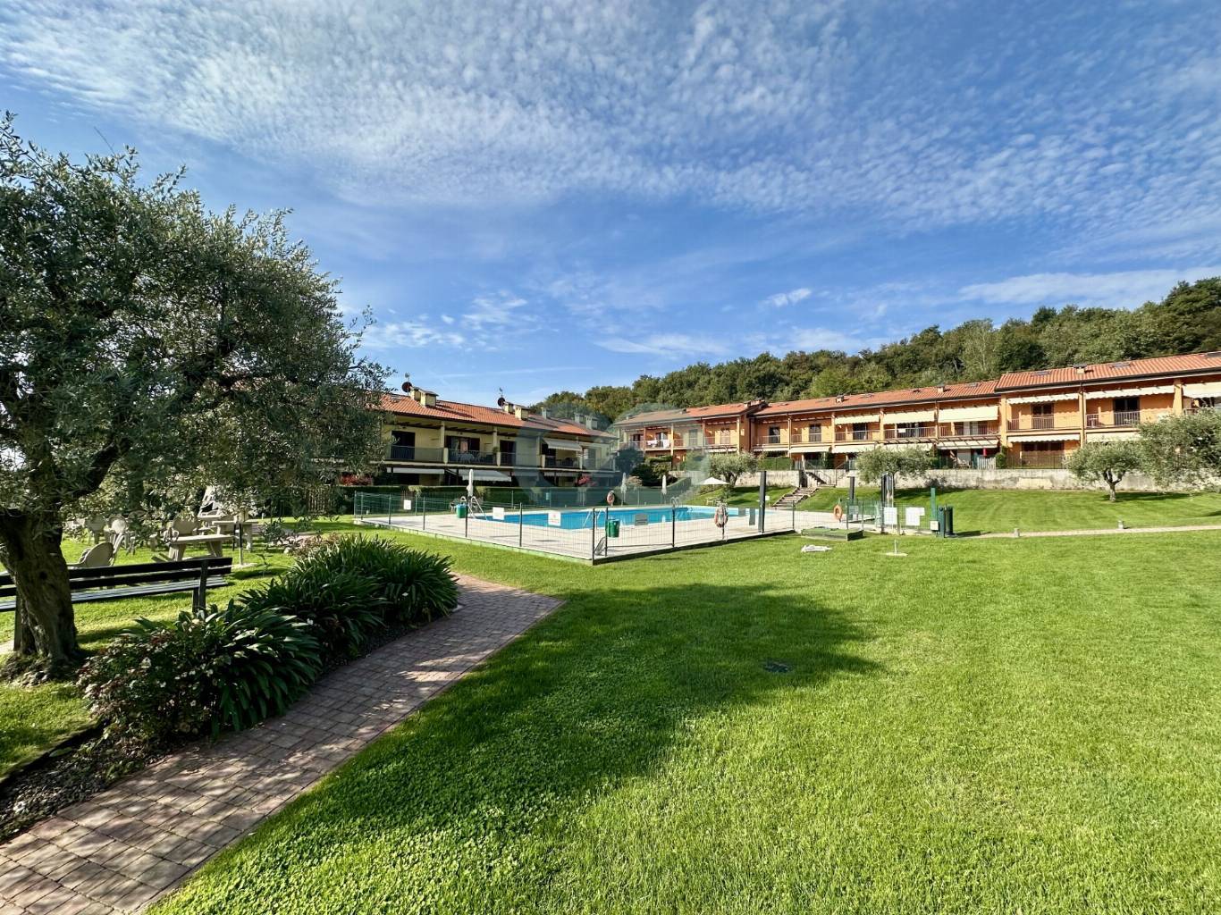 Bilocale più mansarda con splendida vista lago e sul verde circostante 9