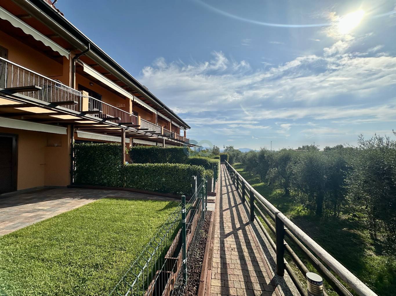 Bilocale più mansarda con splendida vista lago e sul verde circostante 7