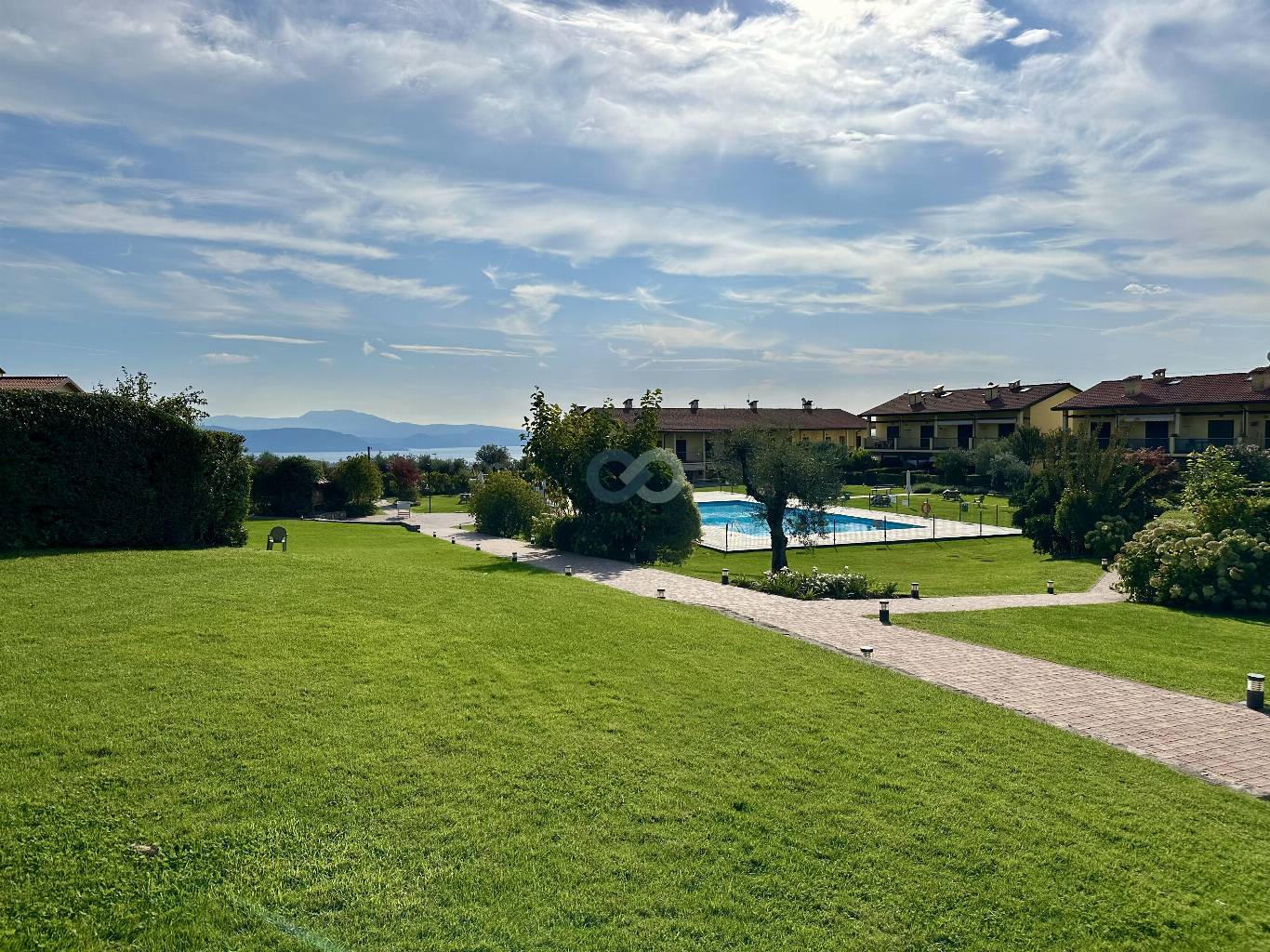 Bilocale più mansarda con splendida vista lago e sul verde circostante 5