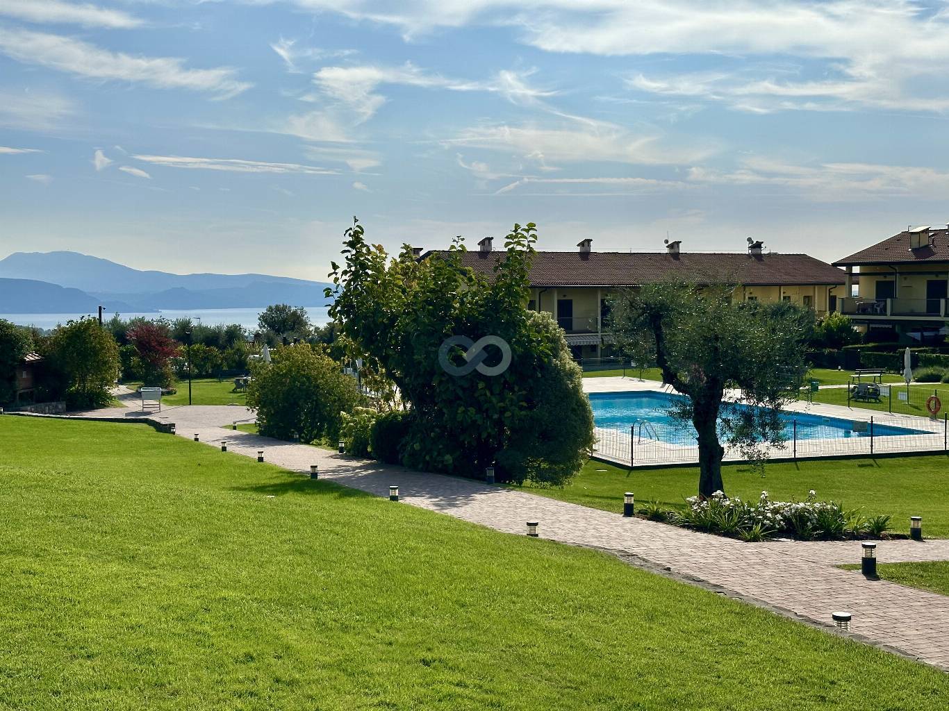 Bilocale più mansarda con splendida vista lago e sul verde circostante 8