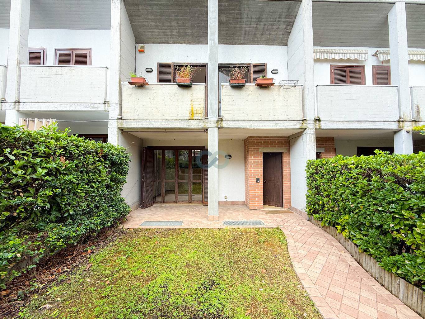 VILLA A SCHIERA CON GIARDINO 2