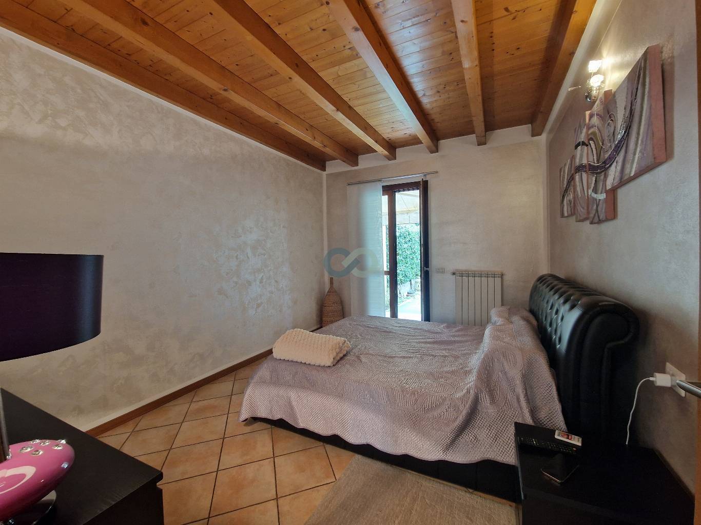 Villetta a schiera indipendente con giardino e box auto 10