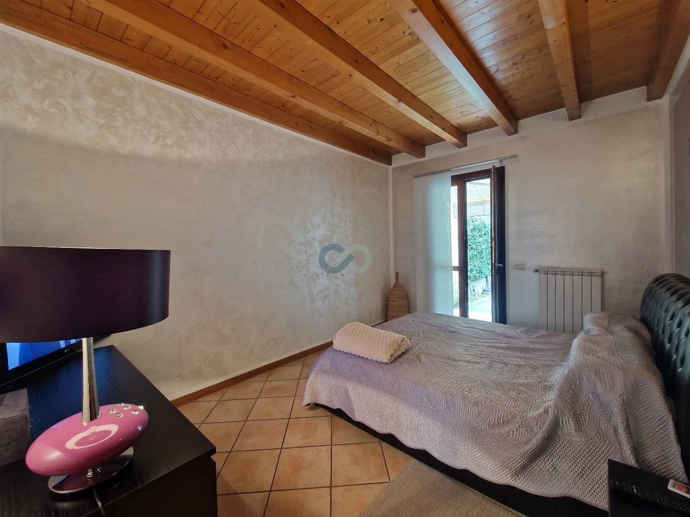 Villetta a schiera indipendente con giardino e box auto 17