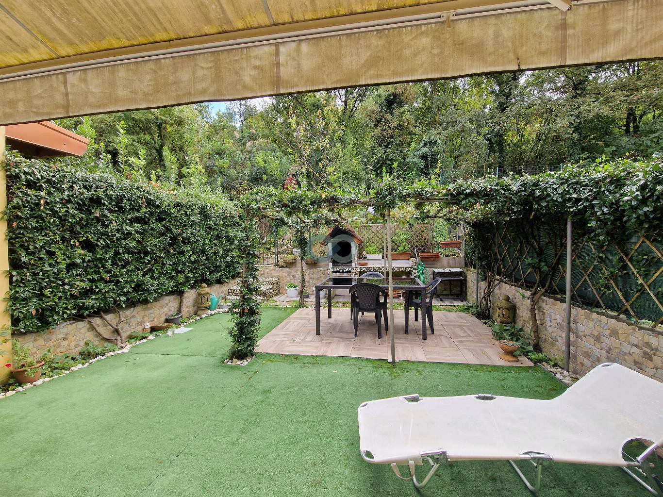 Villetta a schiera indipendente con giardino e box auto 28