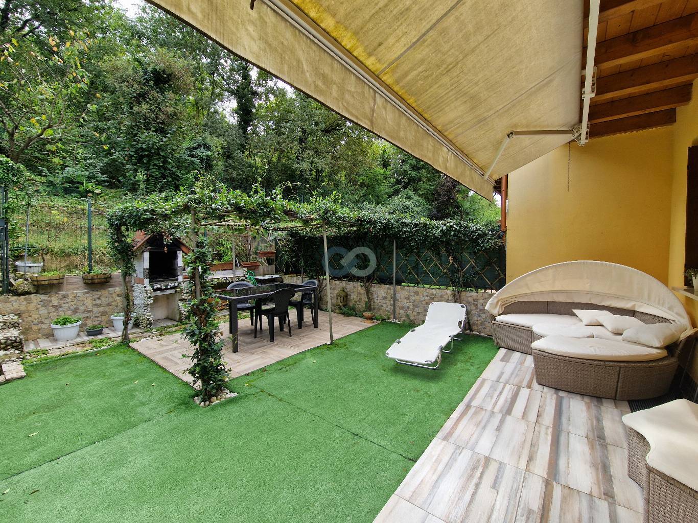Villetta a schiera indipendente con giardino e box auto 27