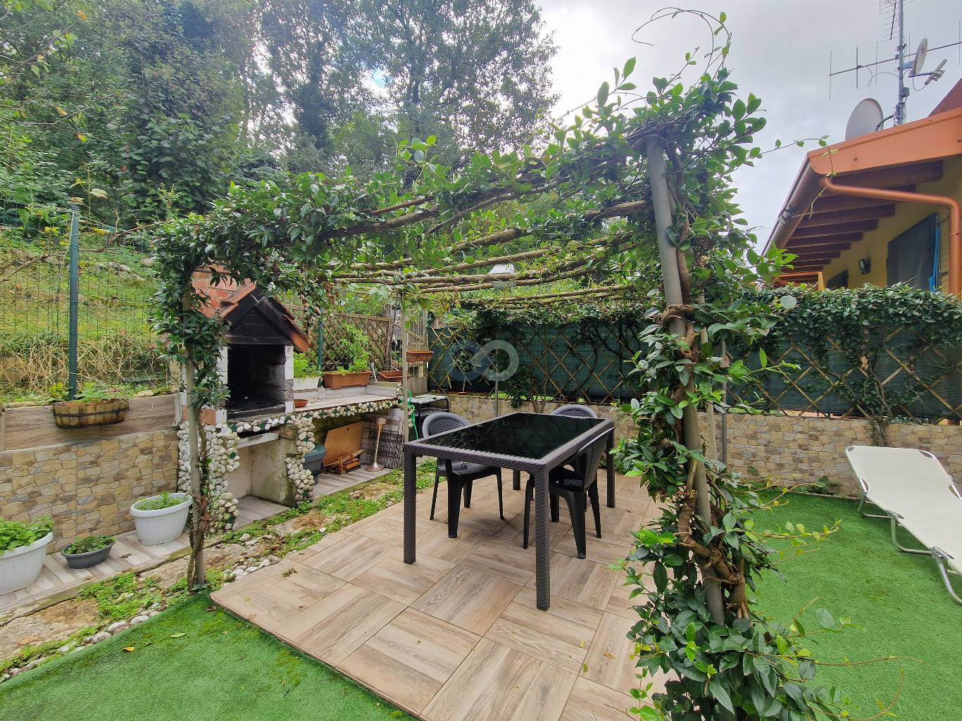 Villetta a schiera indipendente con giardino e box auto 22