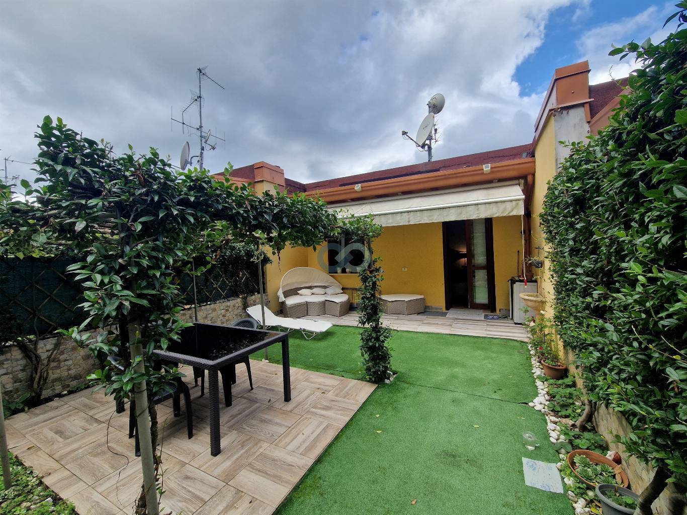 Villetta a schiera indipendente con giardino e box auto 29