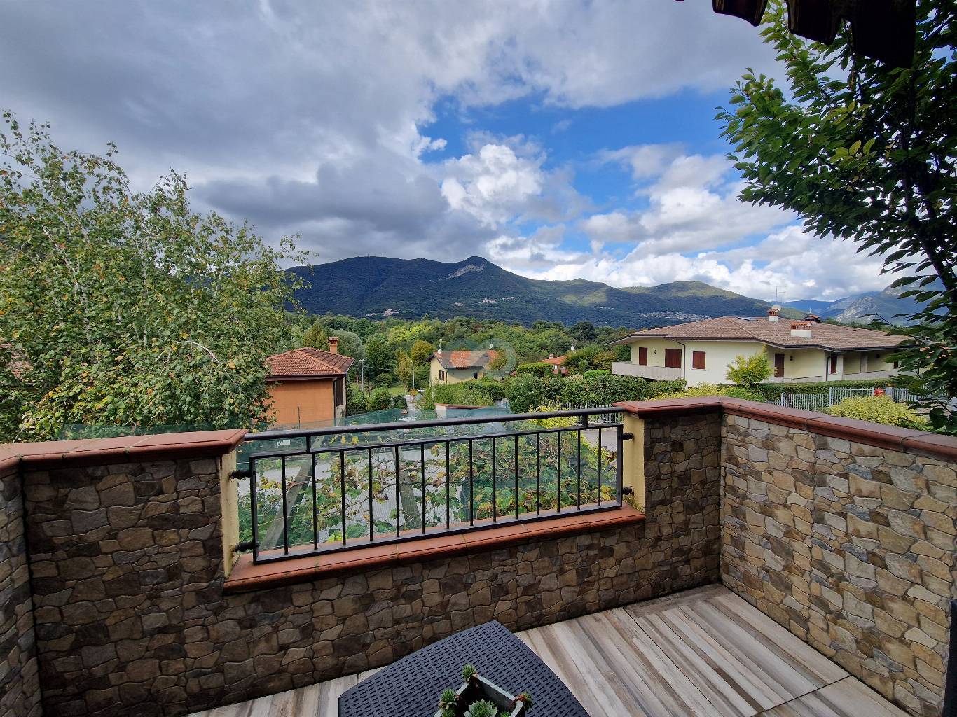 Villetta a schiera indipendente con giardino e box auto 24