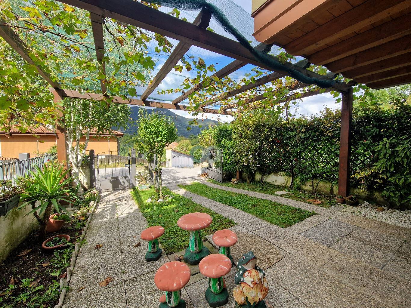 Villetta a schiera indipendente con giardino e box auto 41