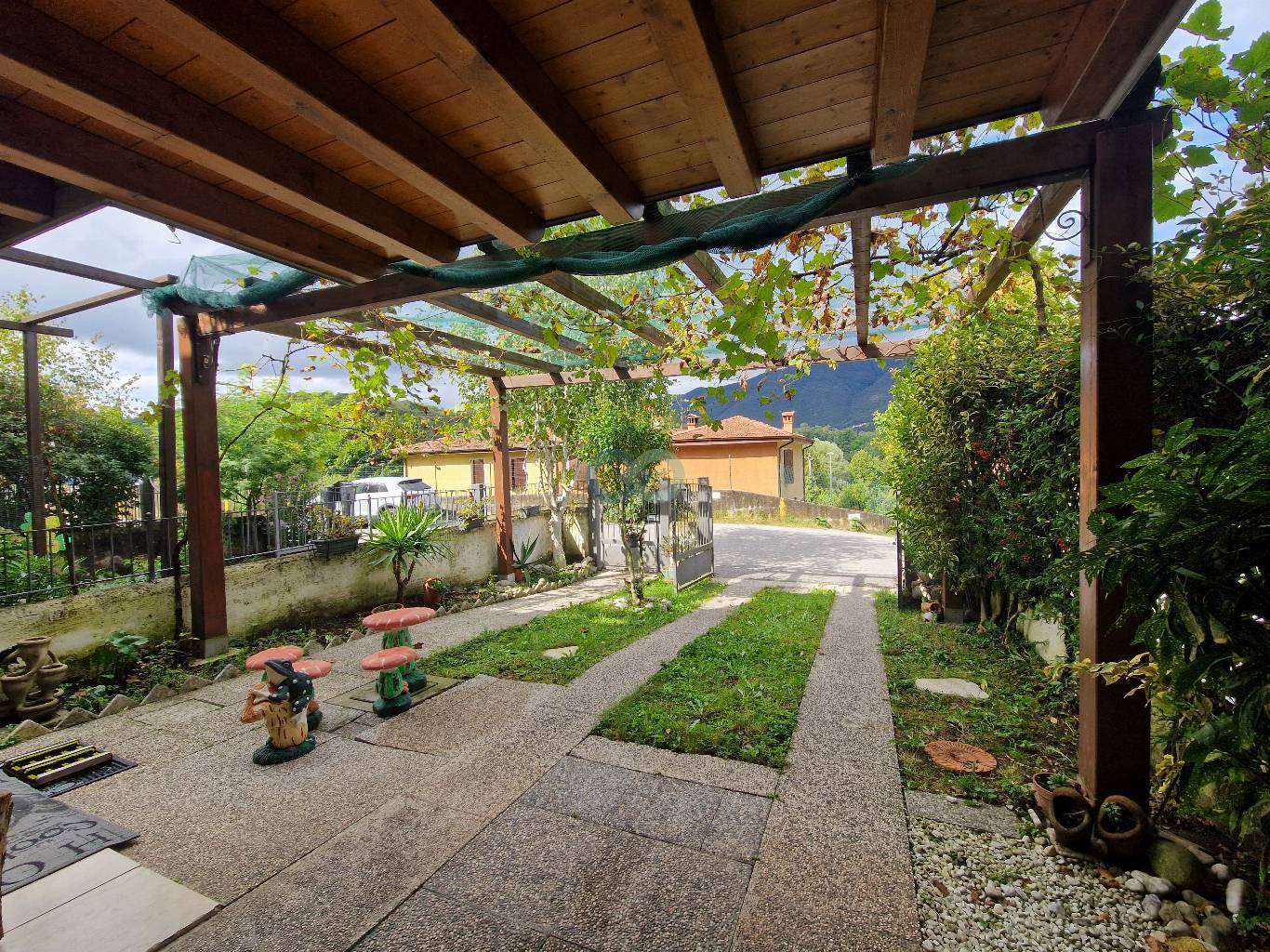 Villetta a schiera indipendente con giardino e box auto 39