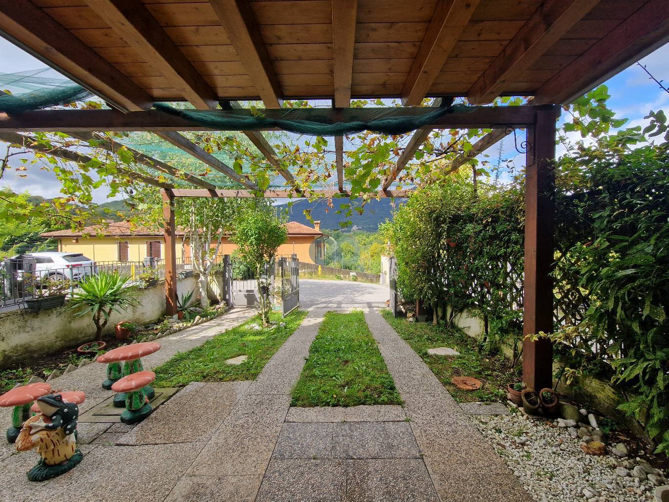 Villetta a schiera indipendente con giardino e box auto 34
