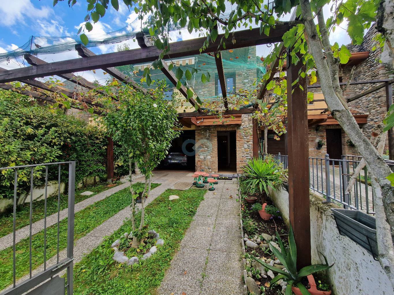 Villetta a schiera indipendente con giardino e box auto 40