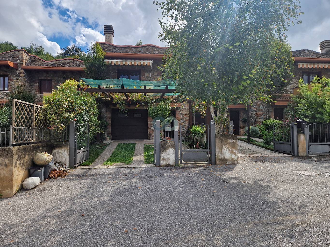 Villetta a schiera indipendente con giardino e box auto 42