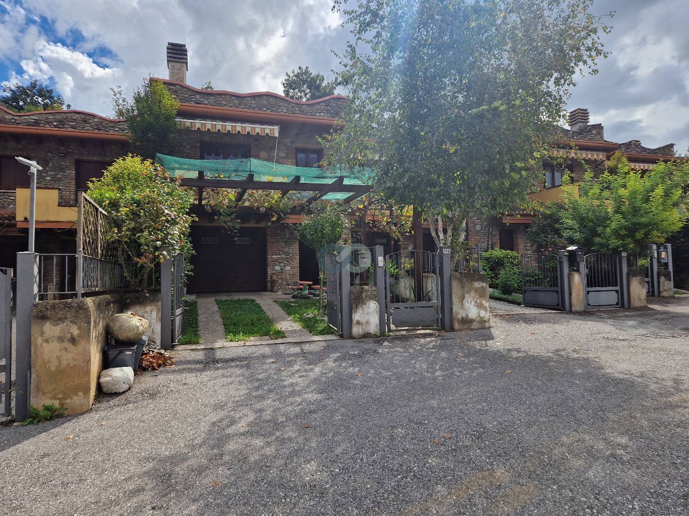 Villetta a schiera indipendente con giardino e box auto 44