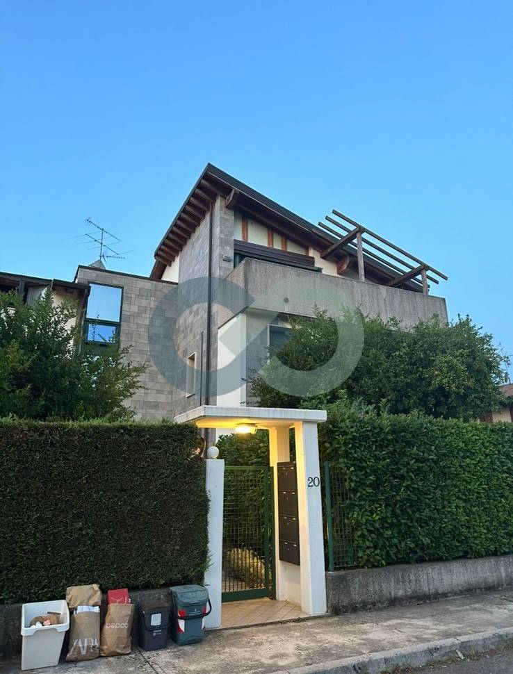 Monolocale con terrazzo e box 4