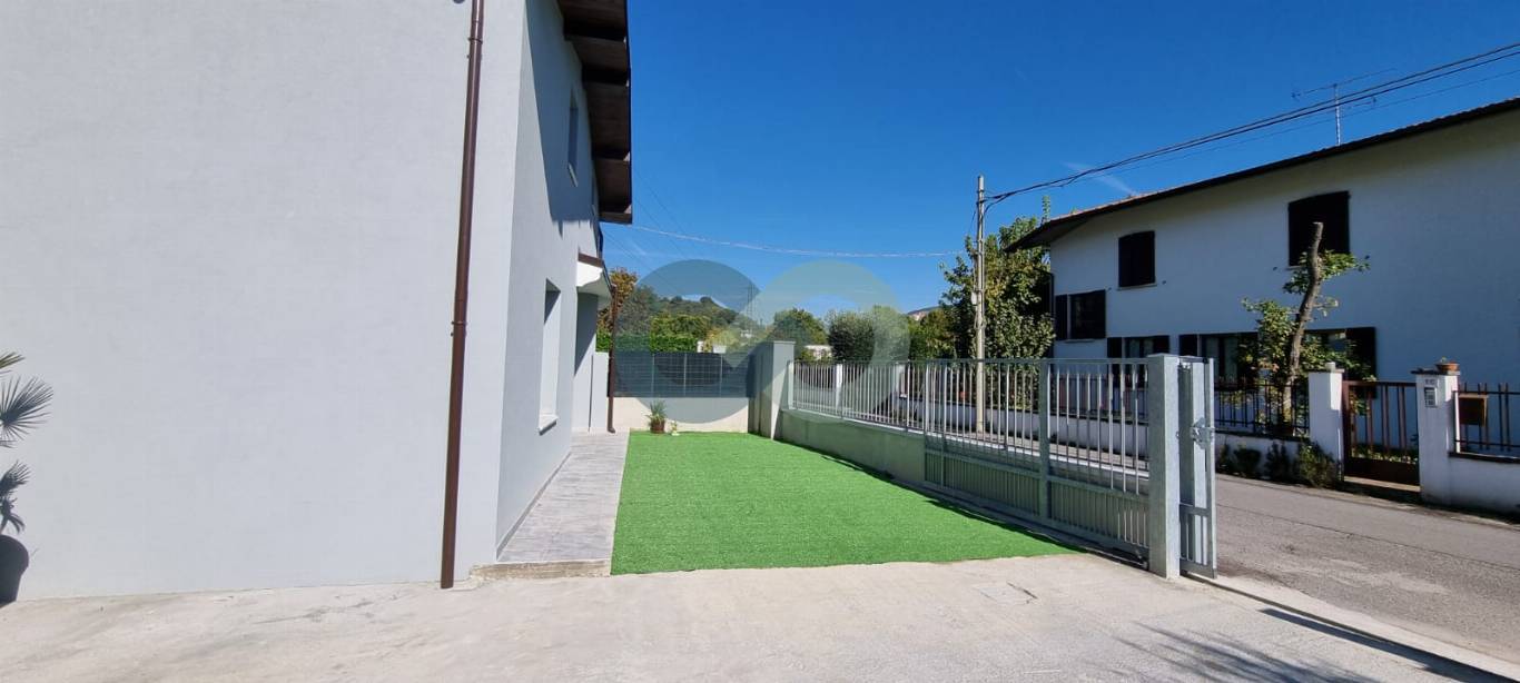 Bifamiliare con cortile privato 9