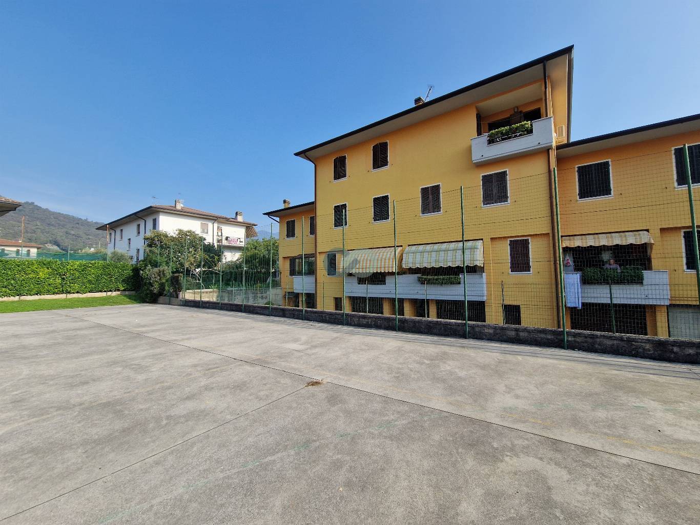 Porzione di casa divisa in due appartamenti 9