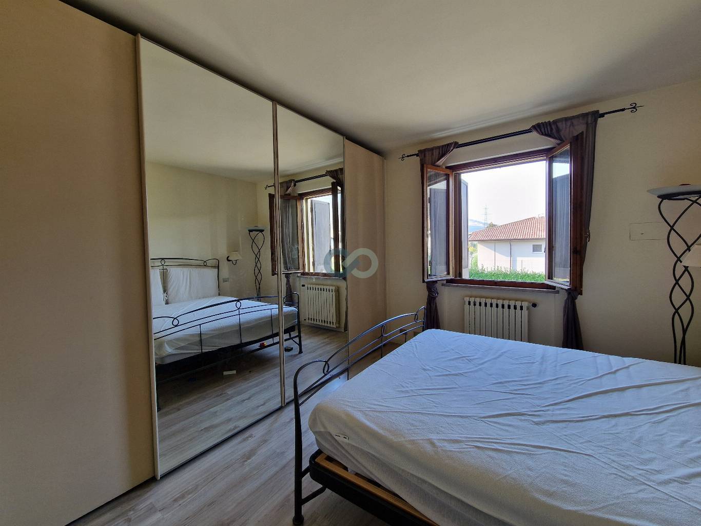 Porzione di casa divisa in due appartamenti 32