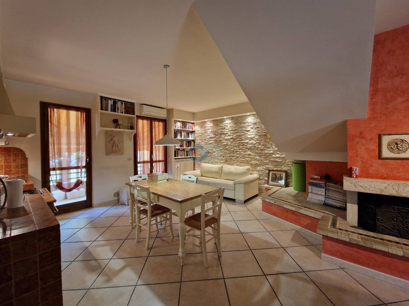 Porzione di casa divisa in due appartamenti 13