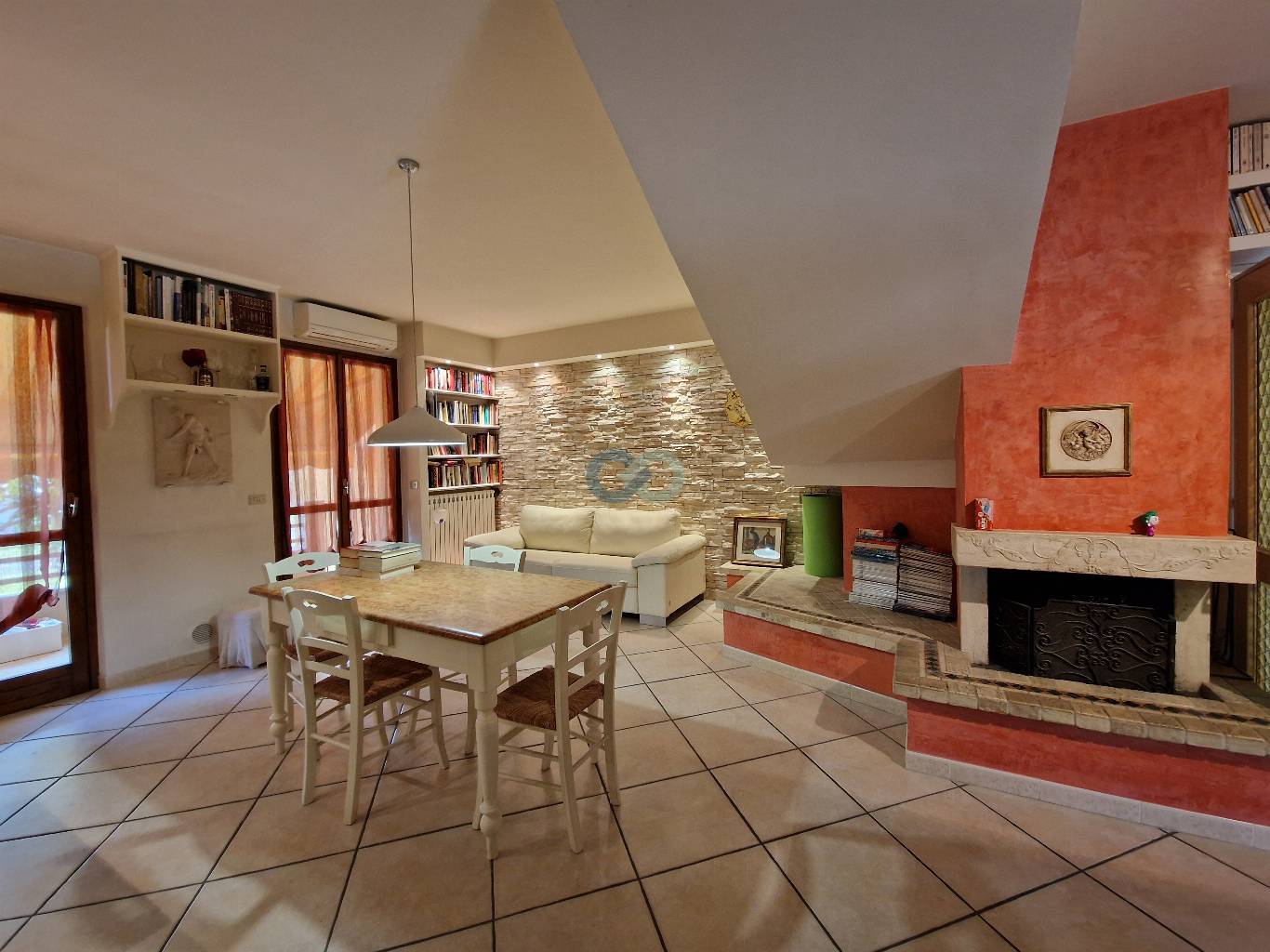 Porzione di casa divisa in due appartamenti 16