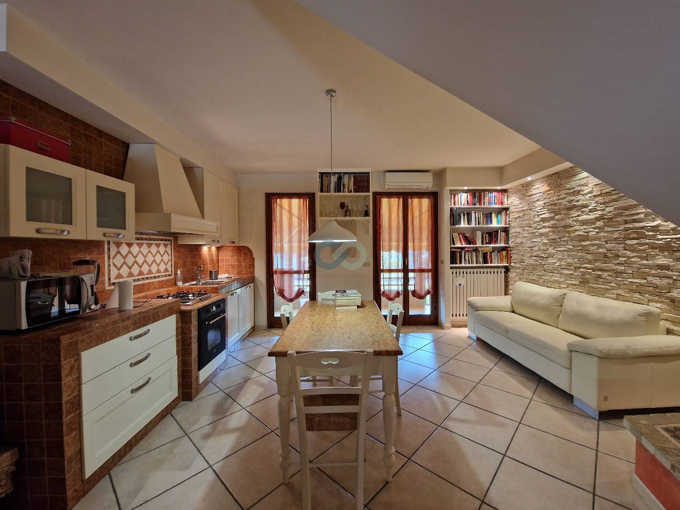 Porzione di casa divisa in due appartamenti 18