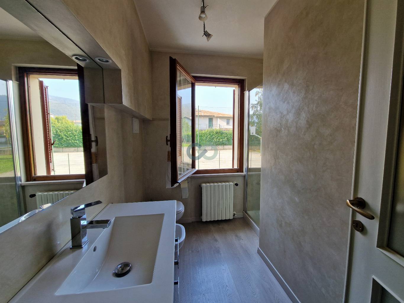 Porzione di casa divisa in due appartamenti 40