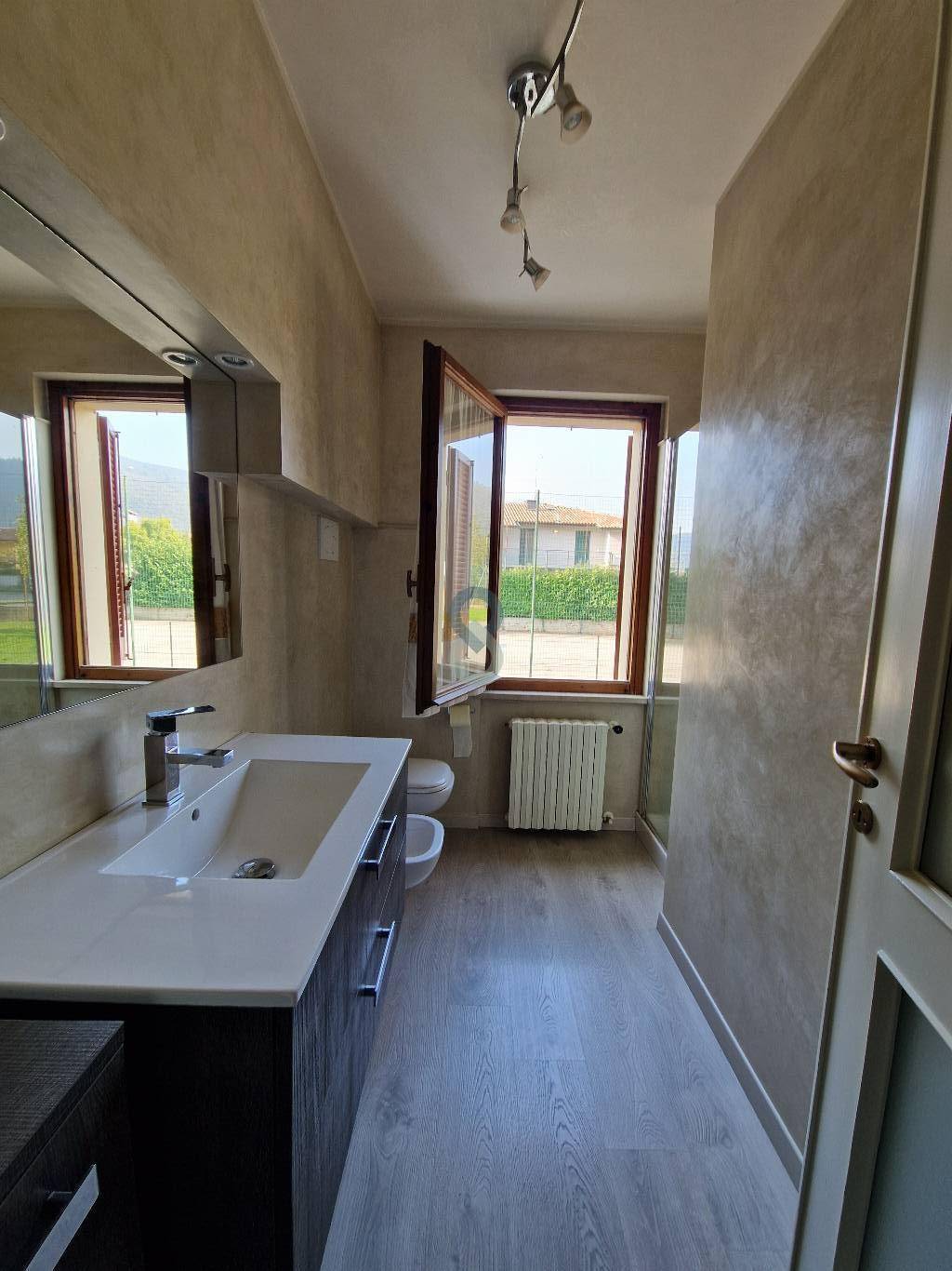 Porzione di casa divisa in due appartamenti 38