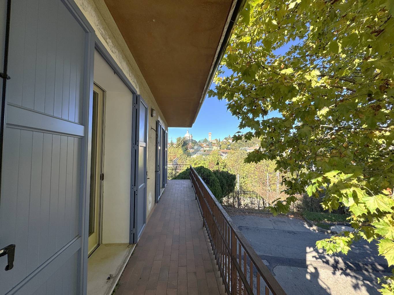 STABILE CON NEGOZIO, AMPIO APPARTAMENTO E 2 POSTI AUTO 20