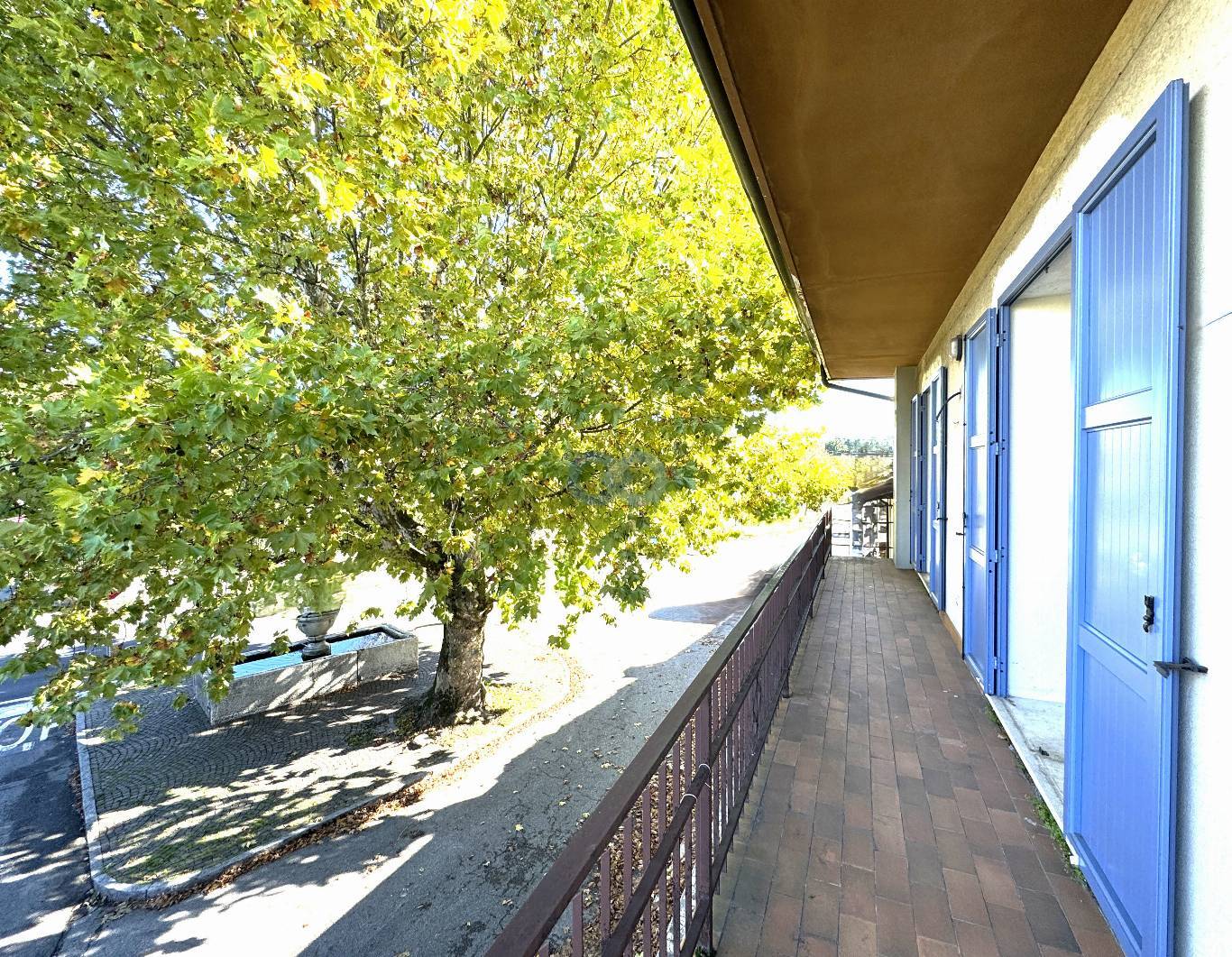 STABILE CON NEGOZIO, AMPIO APPARTAMENTO E 2 POSTI AUTO 5