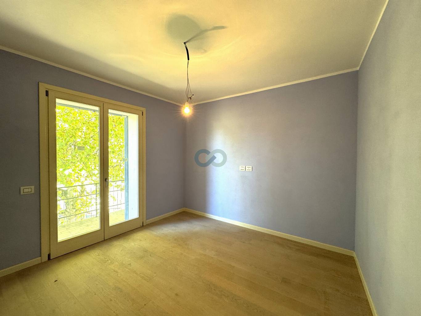 STABILE CON NEGOZIO, AMPIO APPARTAMENTO E 2 POSTI AUTO 12