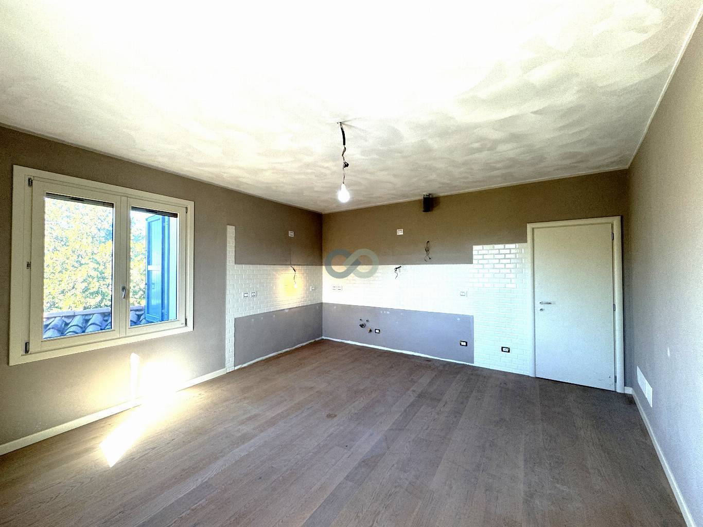 STABILE CON NEGOZIO, AMPIO APPARTAMENTO E 2 POSTI AUTO 3