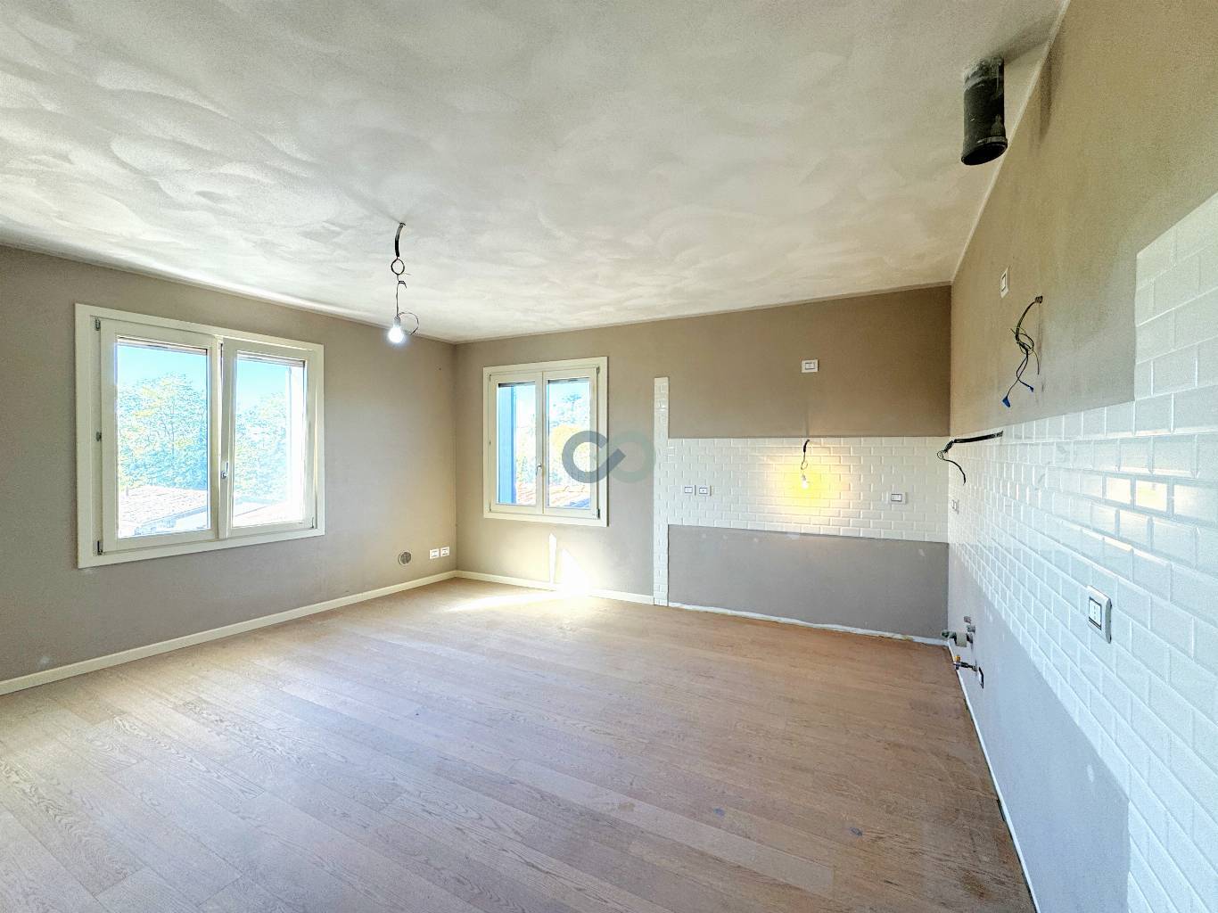 STABILE CON NEGOZIO, AMPIO APPARTAMENTO E 2 POSTI AUTO 9