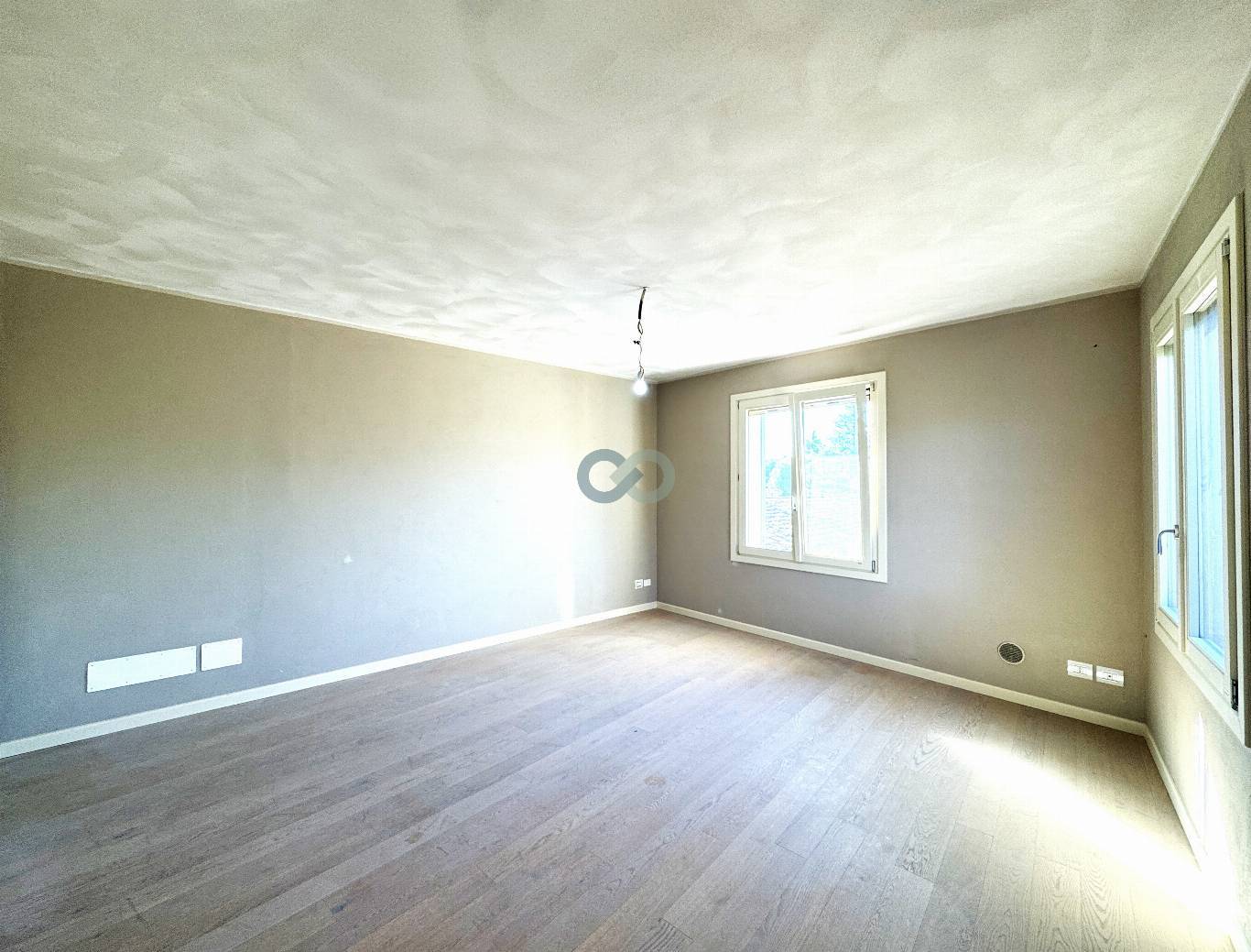 STABILE CON NEGOZIO, AMPIO APPARTAMENTO E 2 POSTI AUTO 10