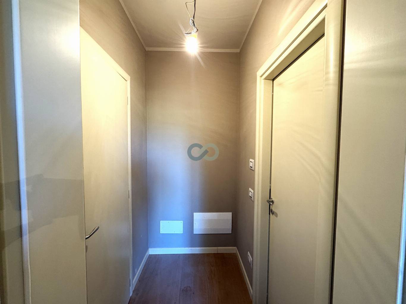 STABILE CON NEGOZIO, AMPIO APPARTAMENTO E 2 POSTI AUTO 11