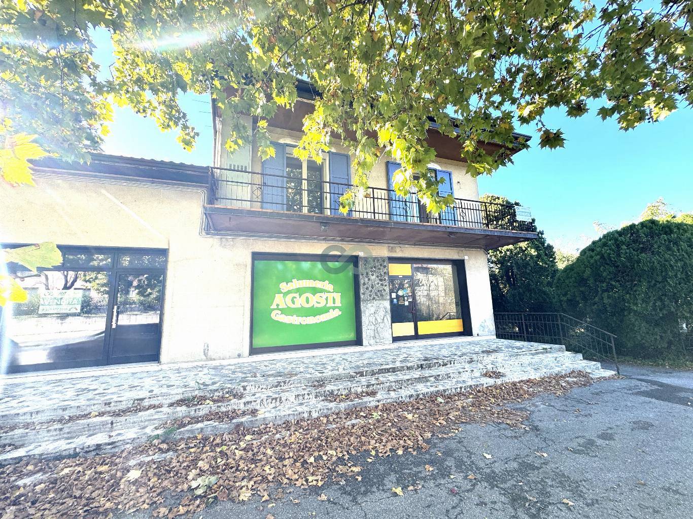 STABILE CON NEGOZIO, AMPIO APPARTAMENTO E 2 POSTI AUTO 23