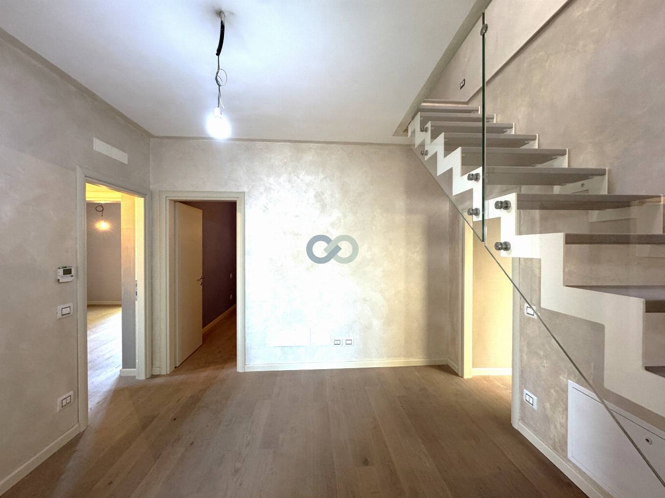 STABILE CON NEGOZIO, AMPIO APPARTAMENTO E 2 POSTI AUTO 2