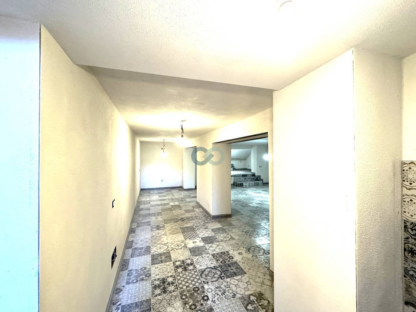 STABILE CON NEGOZIO, AMPIO APPARTAMENTO E 2 POSTI AUTO 22