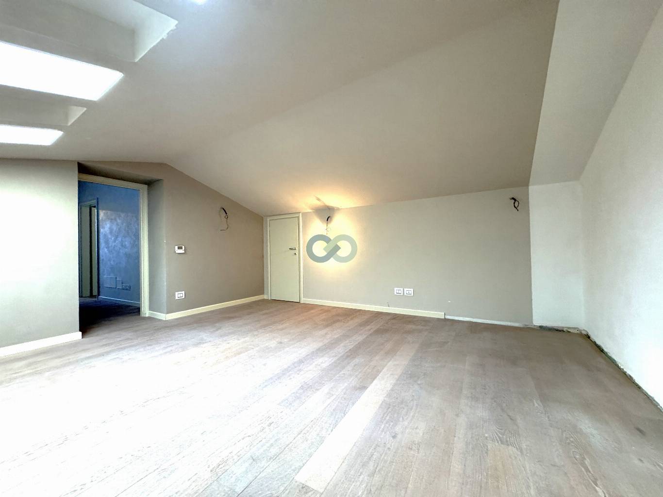 STABILE CON NEGOZIO, AMPIO APPARTAMENTO E 2 POSTI AUTO 4