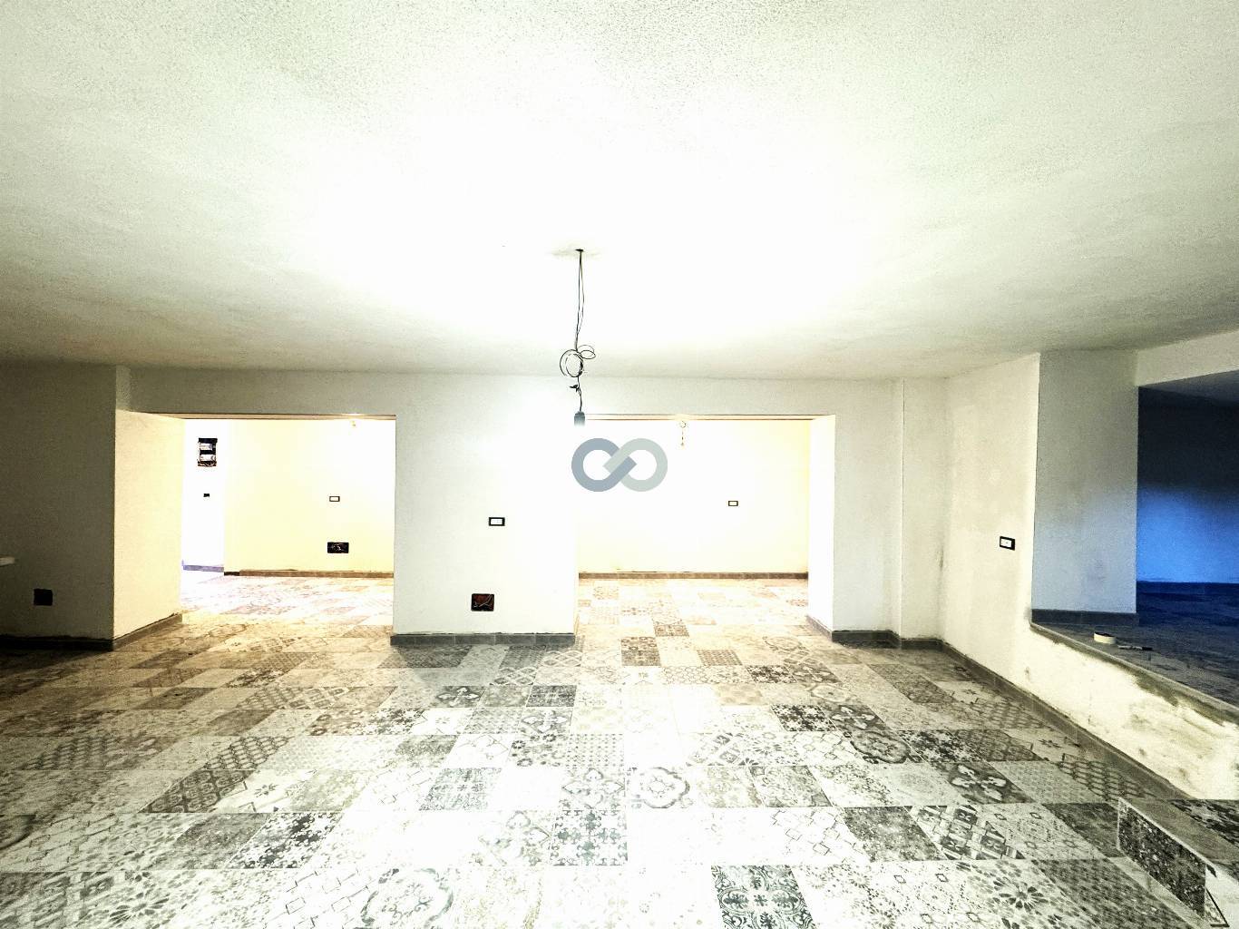 STABILE CON NEGOZIO, AMPIO APPARTAMENTO E 2 POSTI AUTO 21