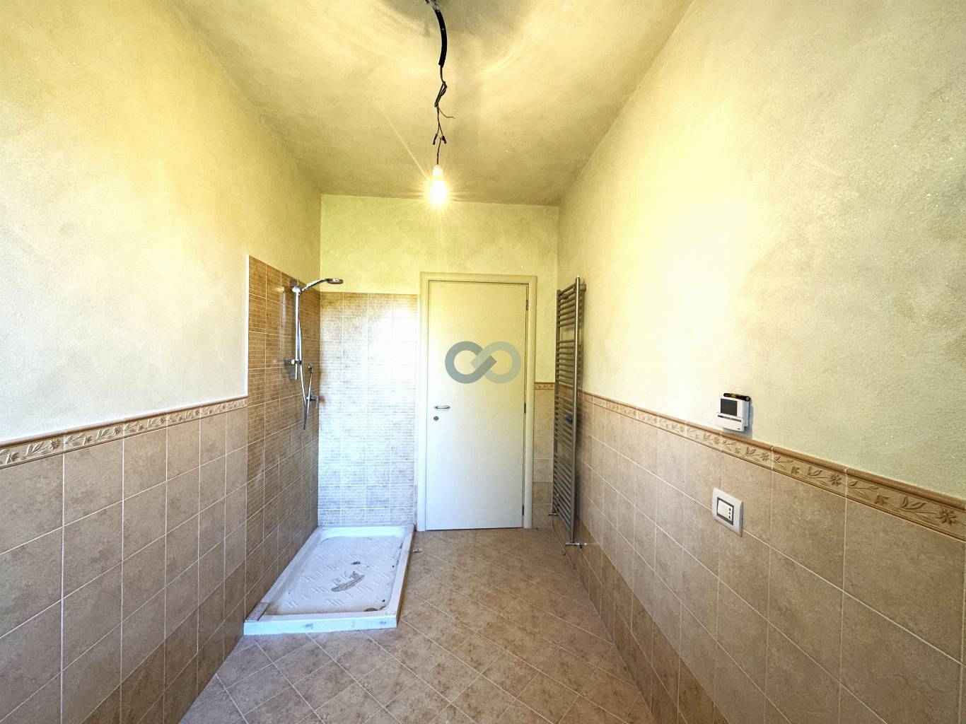 STABILE CON NEGOZIO, AMPIO APPARTAMENTO E 2 POSTI AUTO 19