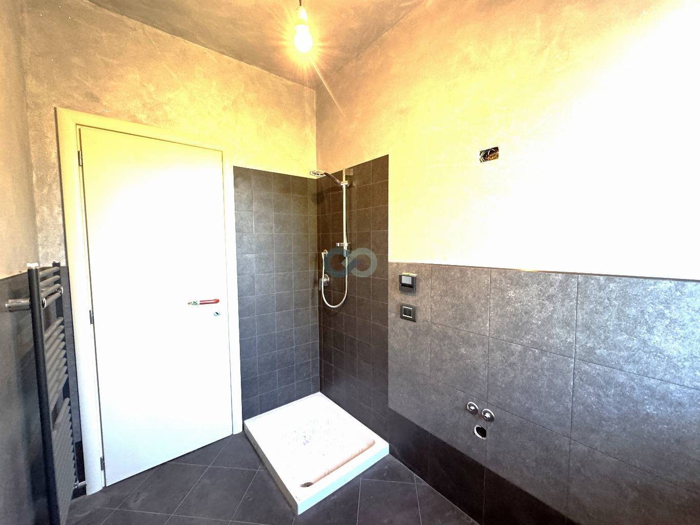 STABILE CON NEGOZIO, AMPIO APPARTAMENTO E 2 POSTI AUTO 17