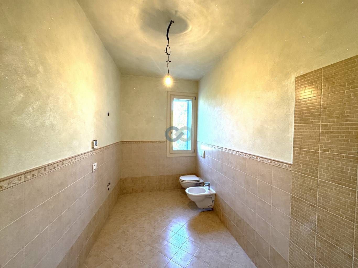 STABILE CON NEGOZIO, AMPIO APPARTAMENTO E 2 POSTI AUTO 18