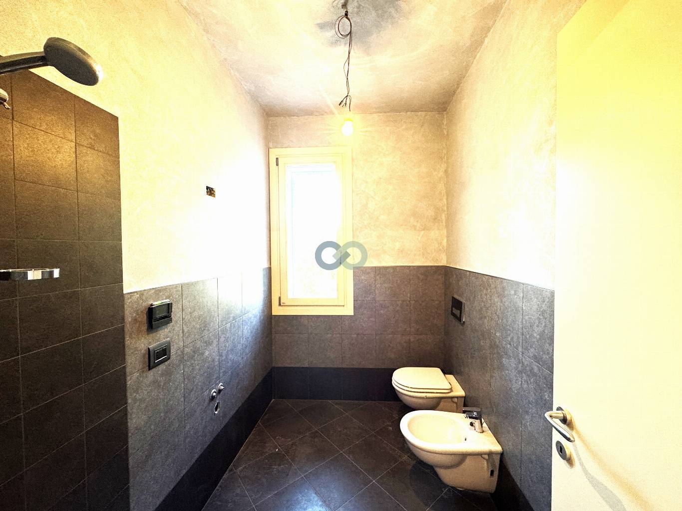 STABILE CON NEGOZIO, AMPIO APPARTAMENTO E 2 POSTI AUTO 16